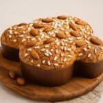 Dolce di Pasqua a forma di colomba decorato con mandorle intere e granella di zucchero