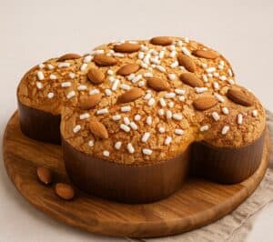Dolce di Pasqua a forma di colomba decorato con mandorle intere e granella di zucchero