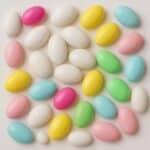 Confetti italiani di vari colori disposti su sfondo chiaro