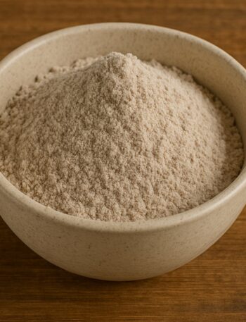 Ciotola in ceramica con farina di grano saraceno finemente macinata su sfondo in legno