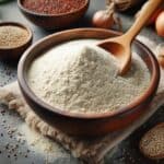 Farina di quinoa in una ciotola con un cucchiaio di legno