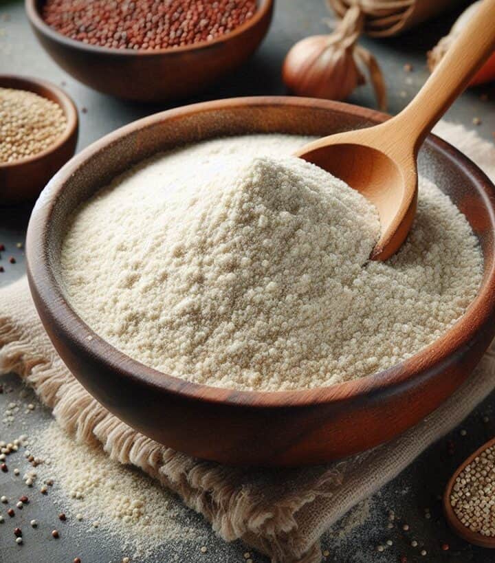 Farina di quinoa in una ciotola con un cucchiaio di legno