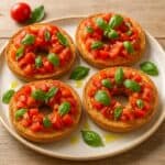 Friselle condite con pomodorini, basilico e olio extravergine d’oliva