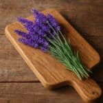Fiori di lavanda viola posati su un tagliere rustico in legno naturale