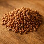 Grano saraceno crudo ammassato su superficie in legno naturale