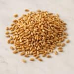 Grano dorato in primo piano su sfondo di marmo chiaro