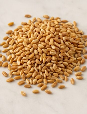 Grano dorato in primo piano su sfondo di marmo chiaro