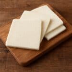 Pane per tramezzini quadrato e senza crosta su tagliere in legno