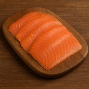 Fette di salmone affumicato ben disposte su tagliere rustico
