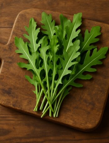 Mazzetto di rucola su tagliere in legno rustico