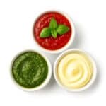 Immagine rappresentativa della categoria Salse e Condimenti: ciotole con salsa al pomodoro, pesto e maionese