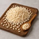 Chicchi di riso soffiato su tagliere in legno e cucchiaio colmo