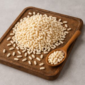 Chicchi di riso soffiato su tagliere in legno e cucchiaio colmo