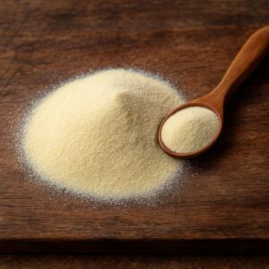 Semola di grano duro su tagliere in legno con cucchiaio