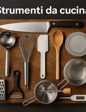 Strumenti da cucina, vari utensili disposti su un tagliere quadrato: coltello, mestolo, frusta, cucchiaio di legno, spatola, colino, scolapasta, grattugia, pelapatate, passaverdure e termometro