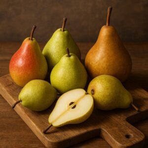Pere fresche intere e tagliate a metà su tagliere in legno