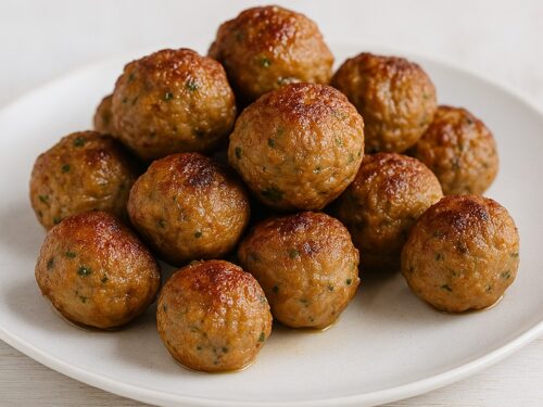 Polpette di carne appena cotte, dorate e fragranti.