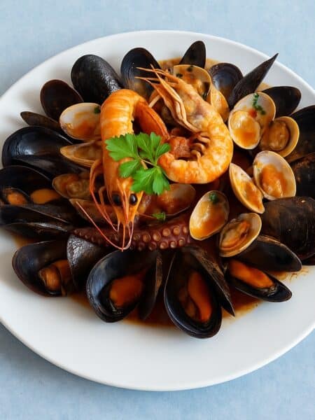 Zuppa di cozze con polpo, cozze, gamberi e friselle bagnate, servita secondo la tradizione napoletana