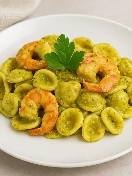 Pasta al pesto di pistacchi e gamberi, cremosa e aromatica, servita con granella di pistacchi