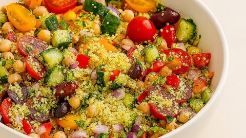 Cous cous di verdure freddo servito in una ciotola estiva