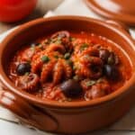 Moscardini alla Luciana nel pignatiello in terracotta con sugo, olive nere e capperi.