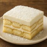 Tiramisù al cocco con crema e cocco grattugiato