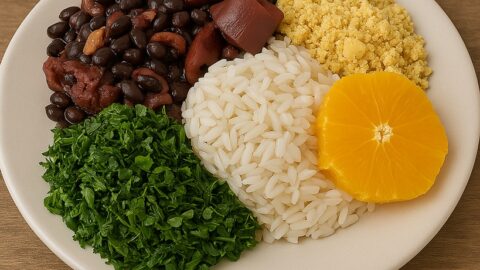 Feijoada brasiliana servita con riso bianco, cavolo riccio saltato e farofa, disposta su un piatto bianco con sfondo rustico