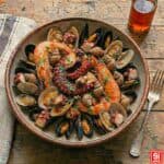 Zuppa di cozze napoletana originale con polpo, cozze, gamberi e friselle bagnate nel brodo di polpo