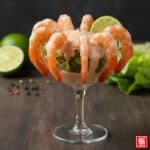 Cocktail di Gamberi elegante in calice, con salsa rosa fatta in casa versata su lattuga Iceberg fresca e gamberi cotti al punto giusto.