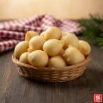 Pettole pugliesi originali nel cestino, forma autentica per ricetta di Natale