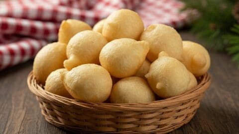 Pettole pugliesi originali nel cestino, forma autentica per ricetta di Natale