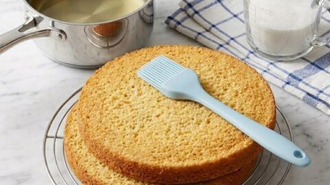 bagna per torte distribuita su pan di Spagna con pennello da cucina