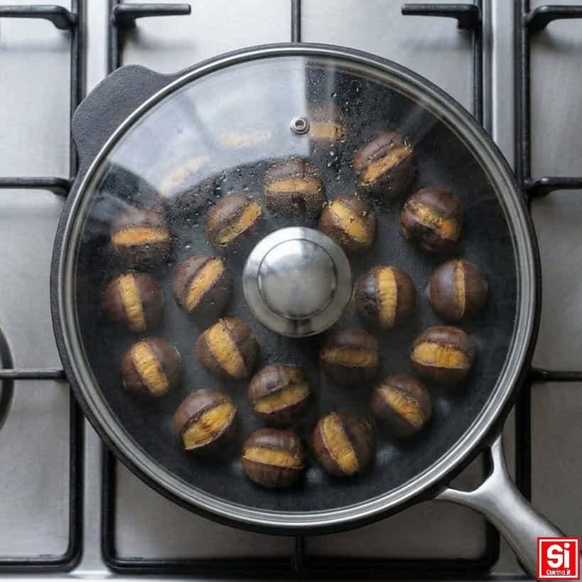Castagne cotte in una normale padella con coperchio sul fornello